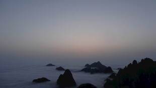 海边暮色中的嶙峋礁石