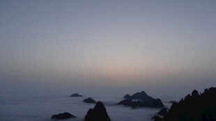 海上日出时的礁石景观