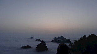 海边暮色中的嶙峋礁石