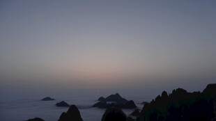 黄昏下的山峦美景