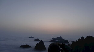 海边日出时的礁石景观