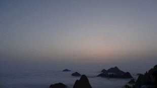 海上日出前的静谧礁石