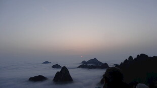海上日出时的礁石景观