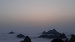 海上日出时的礁石景观