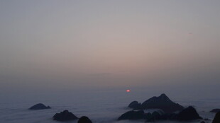 海上日出时的嶙峋礁石