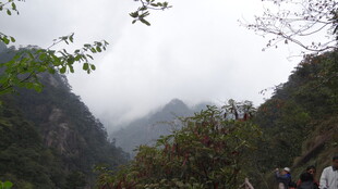 云雾缭绕的山间徒步场景