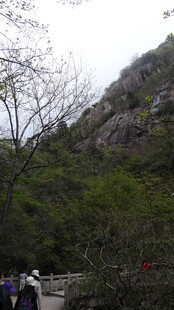 山间徒步小径 游人漫步