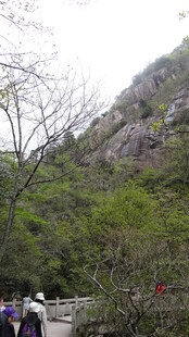 山间步道上的游人