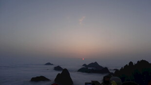 海上日出时的礁石景观