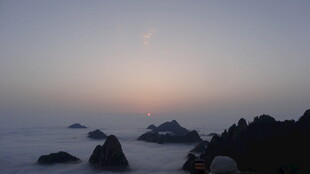 海上日出时的嶙峋礁石