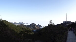 山间步道远眺壮丽景致