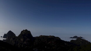 日出时分的山巅美景