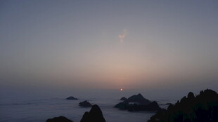 海上日出时的礁石景观