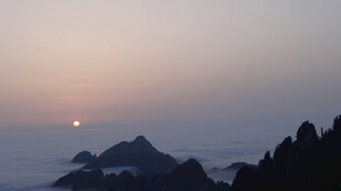日出云海中的山峦美景