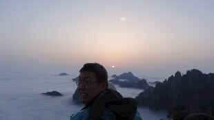 山顶赏云海的男子