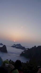 日出云海中的壮丽山峦