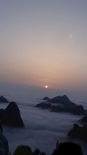 日出云海中的壮丽山峦