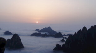 日出云海中的壮丽山峦