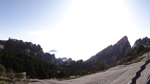 山间公路 壮美自然景观