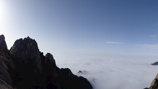 高山云海间的壮丽景致