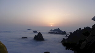 海上日出 礁石点缀美景
