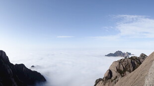 云海中的巍峨山峰