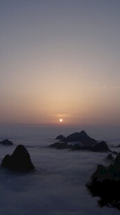 日出云海中的山峦美景