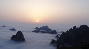 海上日出伴嶙峋礁石