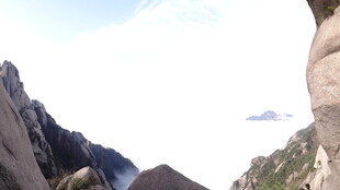 巍峨峻峭的壮丽山峰