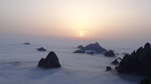 海上日出 礁石点缀美景