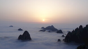 海上日出 礁石映霞光