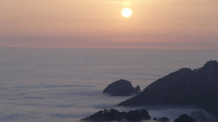海上日出 礁石相伴美景