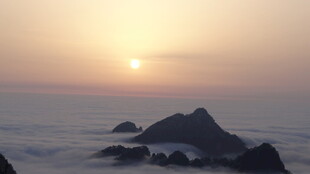 日出云海间的壮美景观