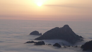 海上落日下的礁石美景