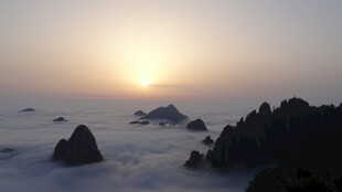 海上日出映奇峰