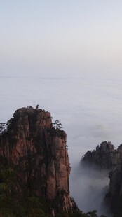 云雾缭绕的壮丽山峰