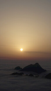 海上日出 礁石点缀美景