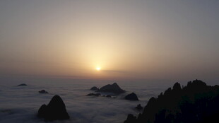 日出云海间的壮丽景致