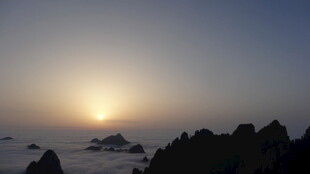 日出云海间的壮美景色