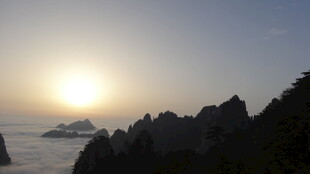 日出时分的壮丽山景