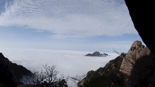 云海中的山峦美景