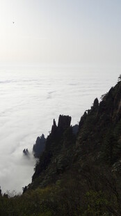 云海中的峻峭山峰