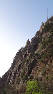 陡峭山峰 绿意点缀