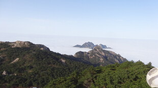 山峦云海间的壮美风光