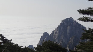 巍峨山峰云雾缭绕之景