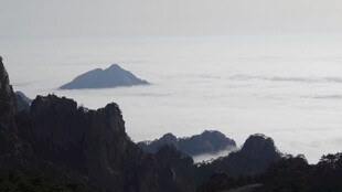 云海中的山峦美景