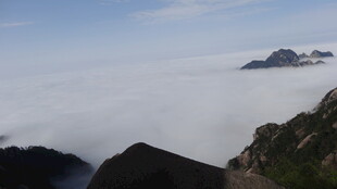 云海中的山峦美景