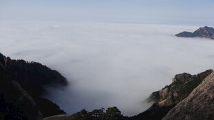 云海环绕的壮丽山峦