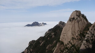 云海中的巍峨山峰