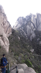 游客攀登壮美山峦